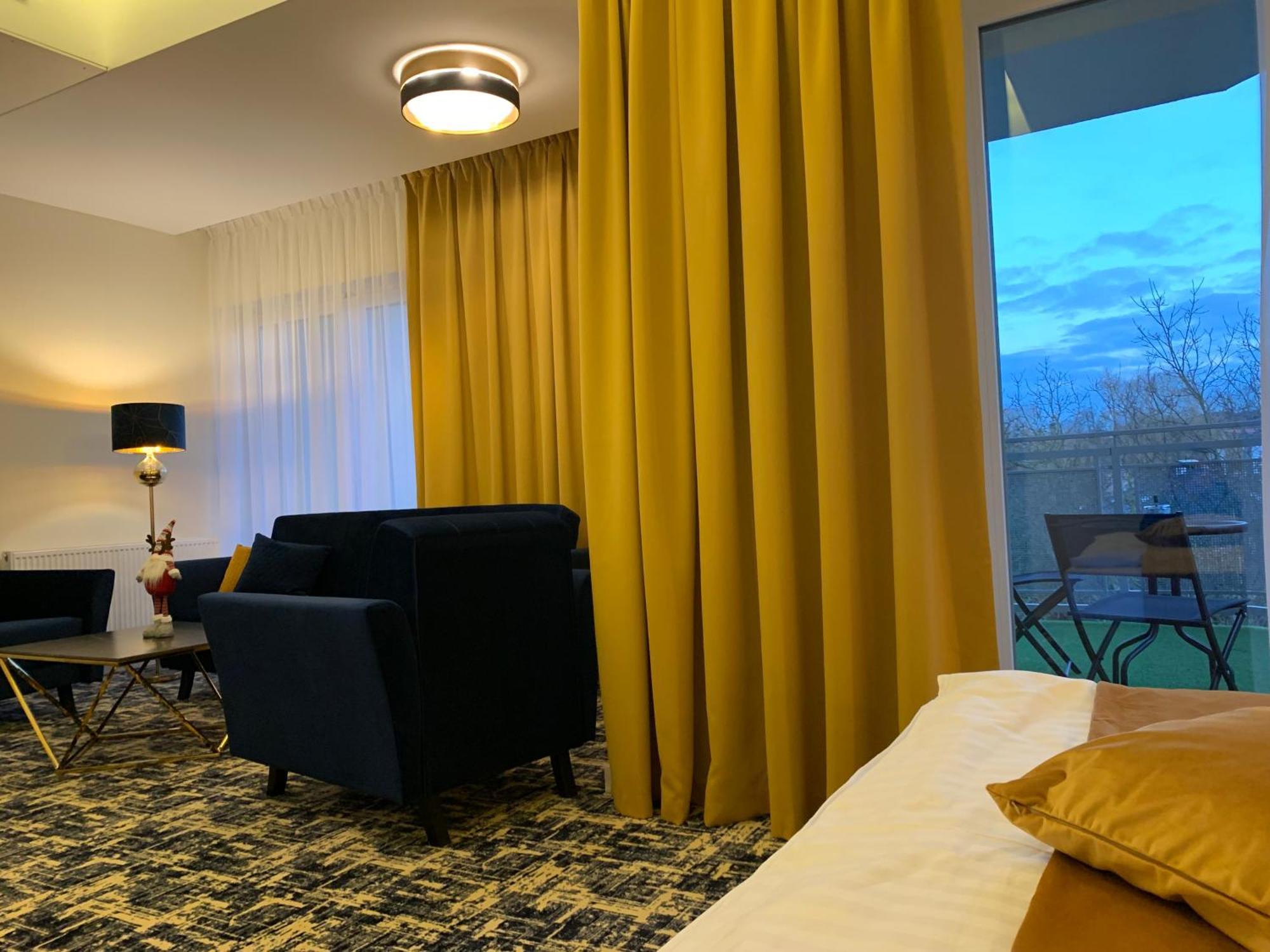 Aparthotel Piramida à Boleslawiec  Extérieur photo